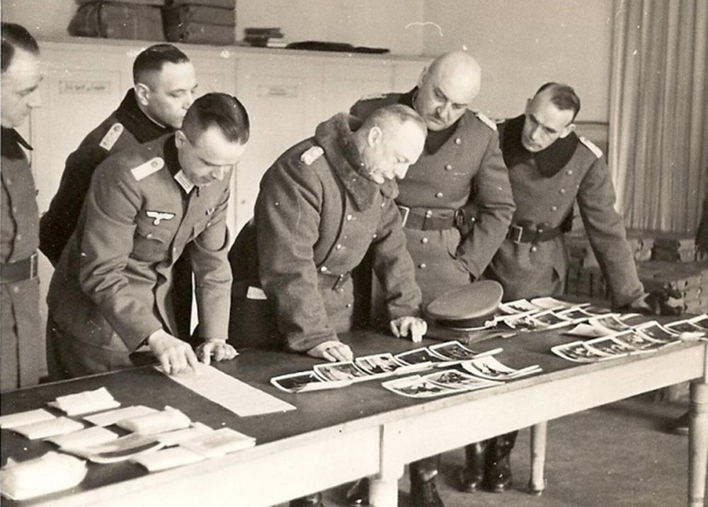 11-08: Who was the owner of the photo album from Dachau?