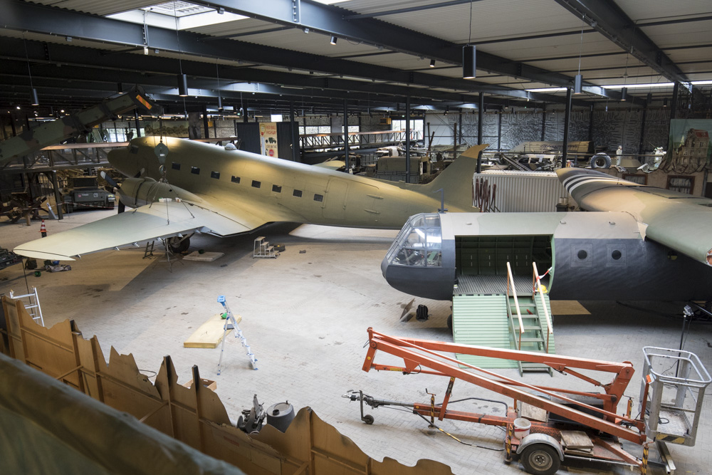 Opbouw Dakota en Horsa glider in Museum Overloon