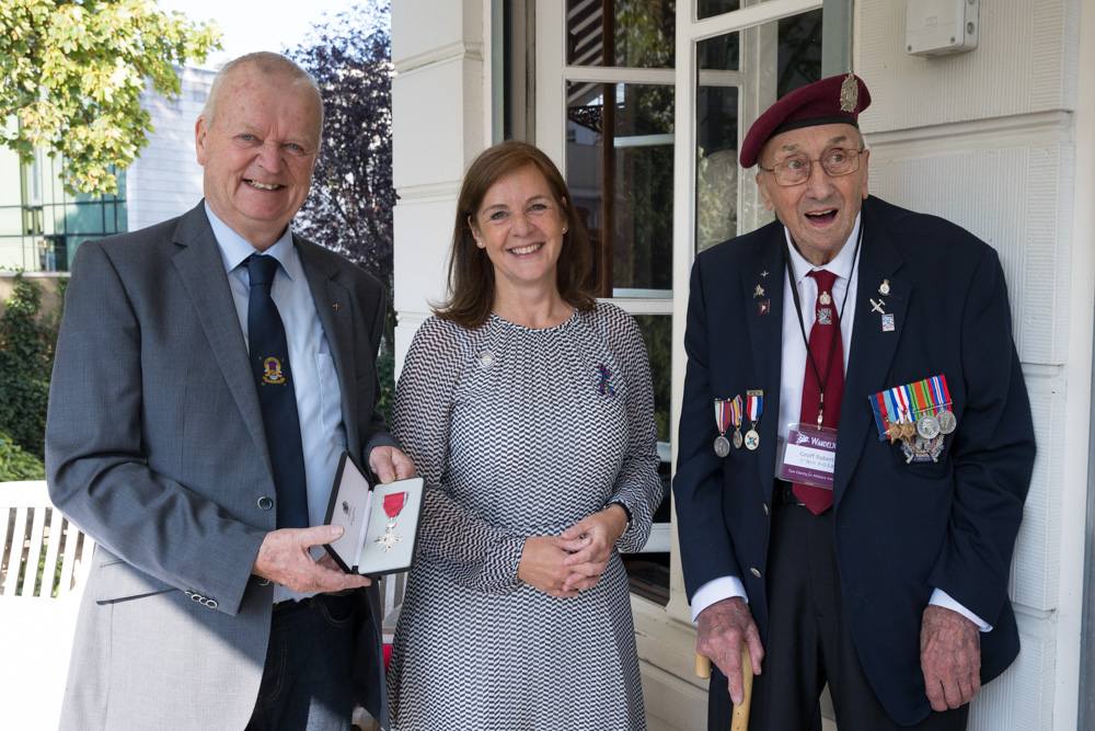 06-09: Fotoreportage Aankomst Britse veteranen en uitreiking MBE aan Frans Ammerlaan