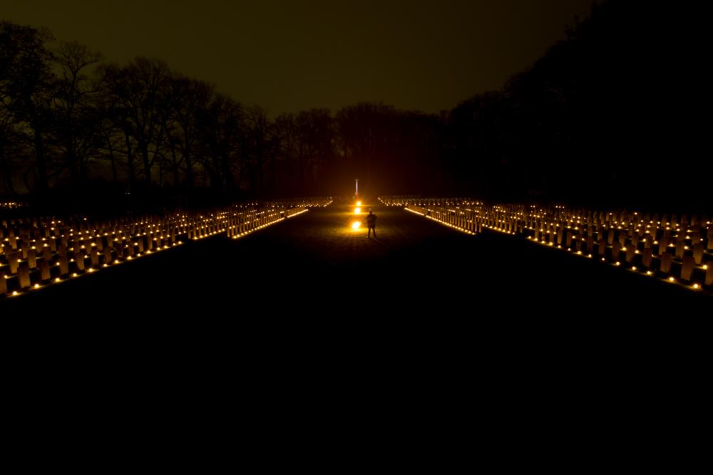 24-12: Lichtjes op oorlogsgraven Oosterbeek 2024